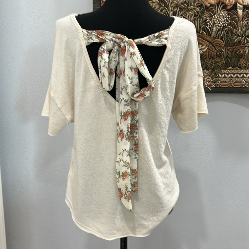 Alya Women’s Cream Color Attached Scarf Tie Back‎ Short Sleeve Top. Size S